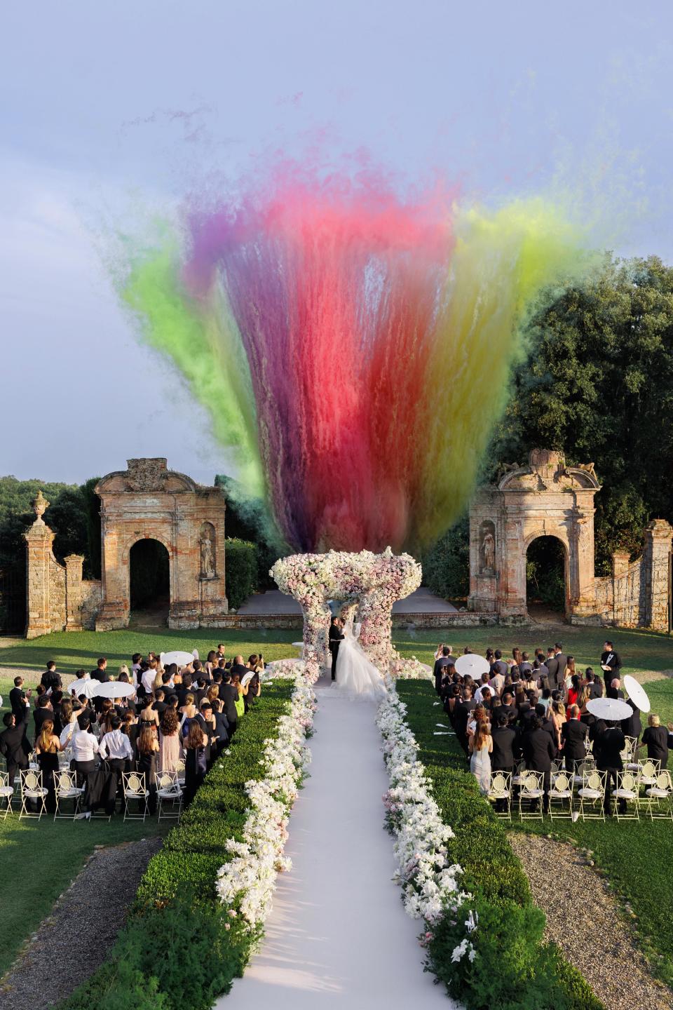 Karena Wu Qianyu and Shi Boxiong, the third generation of billionaires, held a makeup wedding in Italy