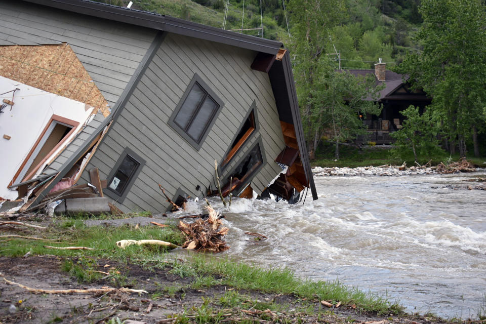 Las aguas desbordadas del arroyo Rock Creek se llevan una casa ribereña en Red Lodge (Montana) el 14 de junio del 2022 en el Parque Nacional de Yellowstone. (AP Photo/Matthew Brown)