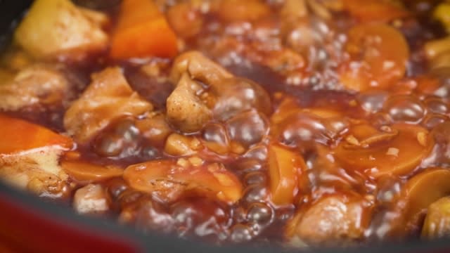 boiling braised chicken and mushrooms stew