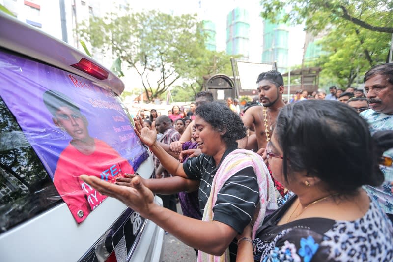 S. Kasthuribai mourns the death of her 15-year-old son Sathiswaran who was killed after he was hit by a falling chair at PPR Sri Pantai in Pantai Dalam January 17, 2018. — Picture by Ahmad Zamzahuri