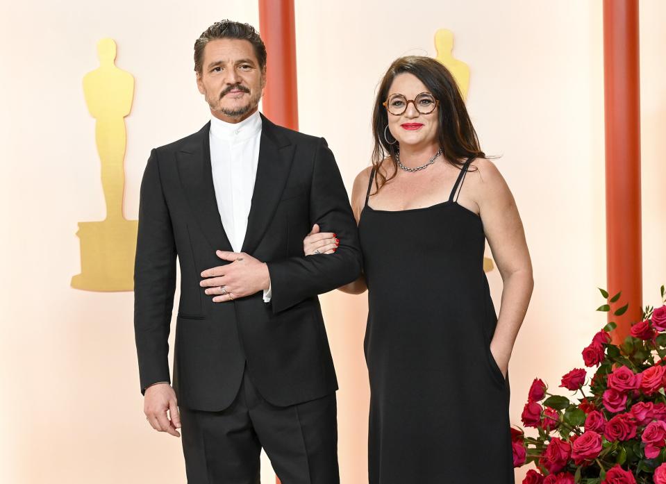 Pedro Pascal apoya a Sister Gavira Balmaceda -nominada a película- en la alfombra roja de los Oscar 2023