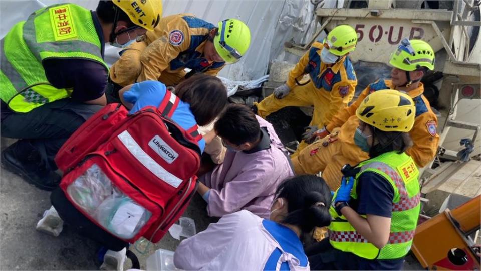 疑未做擋土設施！工地路面塌陷　水泥車側翻壓傷工人遭勒令停工