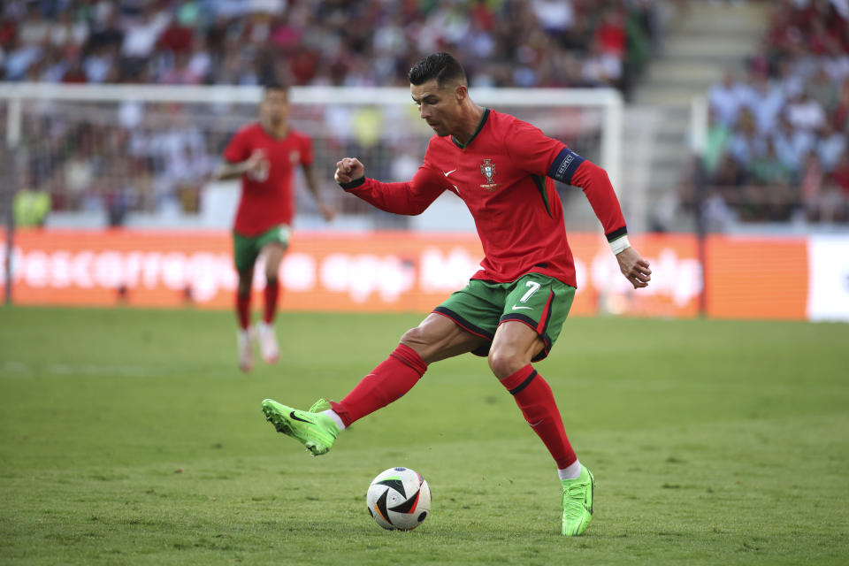 Cristiano Ronaldo sigue teniendo un talento sin igual, pero dependerá de Roberto Martínez sacarle el máximo provecho para la Selección Portuguesa en la Euro 2024 . (AP Foto/Luis Vieira)