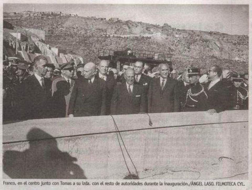 Francisco Franco inaugurando la presa de Bemposta, en el cauce del Duero, entre España y Portugal, en la zona de las Arribes del Duero, el 17 de octubre de 1964. Foto Laso / Filmoteca de Castilla y León