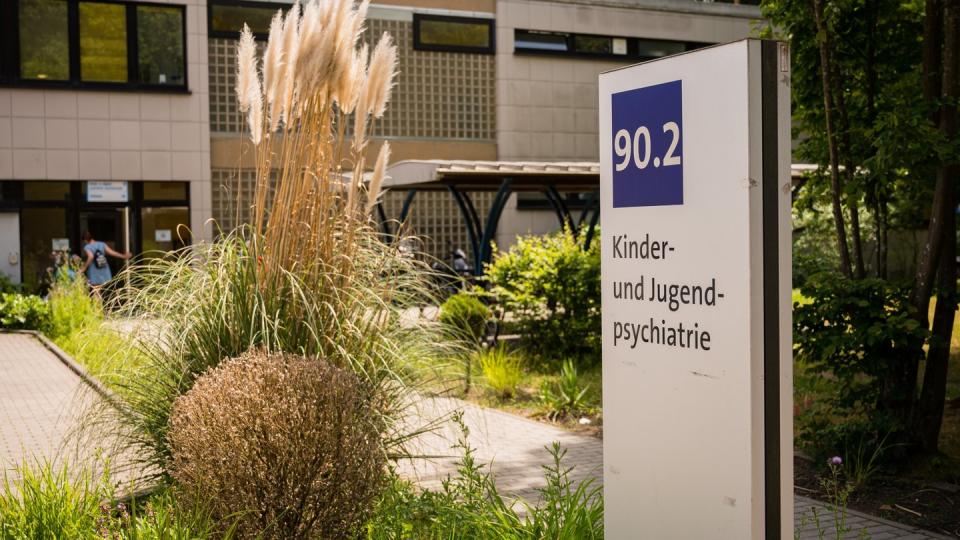 Eingangsbereich zur Klinik für Kinder- und Jugendpsychatrie des Universitätsklinikums in Homburg. Foto: Oliver Dietze