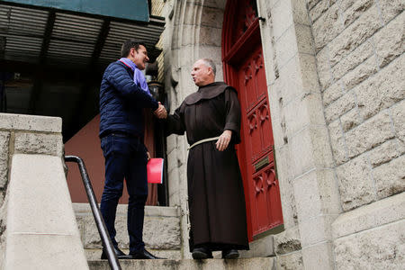 Víctima chilena de abuso sexual clerical Juan Cruz saluda a un miembro de la iglesia a su salida de una reunión con el investigador del Vaticano, el arzobispo Charles Scicluna de Malta, en la ciudad de Nueva York, Nueva York, EEUU, 17 de febrero de 2018. REUTERS/Eduardo Munoz