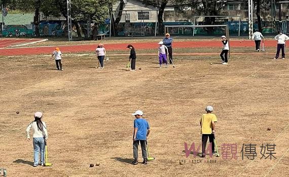 （觀傳媒雲林新聞）【記者洪佳伶／雲林報導】位於雲林縣土庫鎮郊區的偏鄉小學埤腳國小全校不到40人，在校方紮實基礎的訓練下，每年的木球比賽成績表現亮眼，也是縣長盃的常勝軍，今年秋季縣長盃木球賽中打出四個團體賽第一及三個個人賽第一的好成績，小校創佳績，令人驚艷。