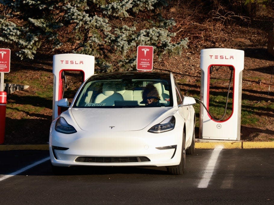 Ein Model 3 am Supercharger, der Ladesäule von Tesla. - Copyright: Kena Betancur/Getty Images