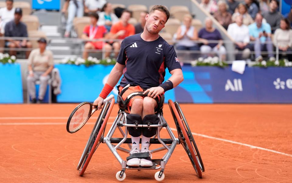 Alfie Hewett struggling in men's singles final