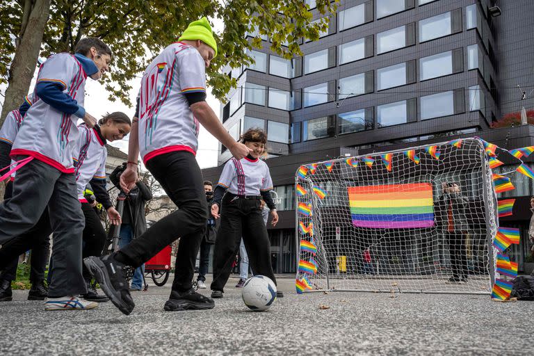 Activistas juegan al fútbol durante una acción simbólica de las asociaciones LGBT+ frente al museo de la FIFA en Zúrich, el 8 de noviembre de 2022.