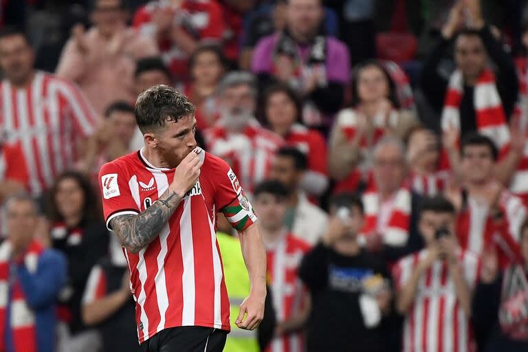 Iker Muniain celebra un gol para Athletic Bilbao ante Osasuna, en mayo de 2024: el volante quiere llegar a River, pero el panorama no parece sencillo