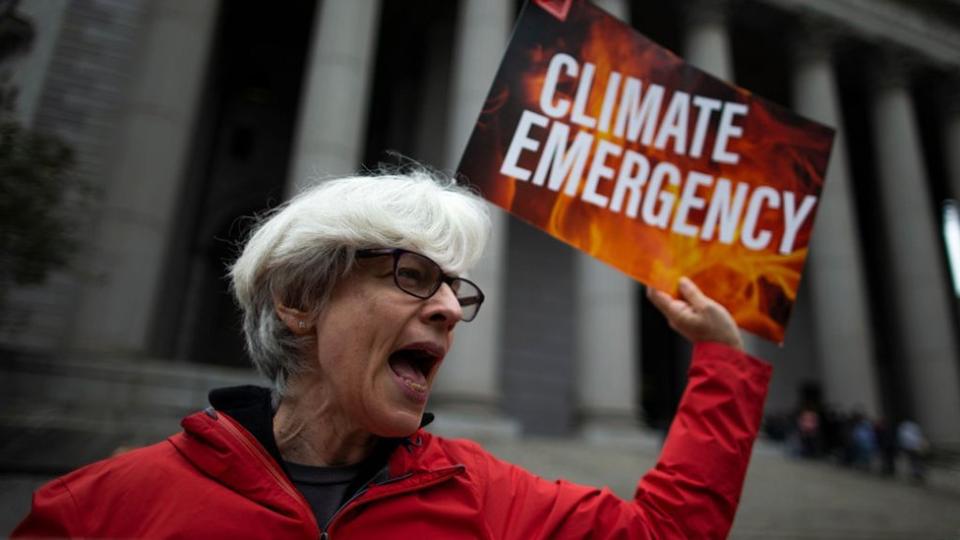 Mujer protestando fuera de la Corte Suprema de Nueva York en octubre de 2019.