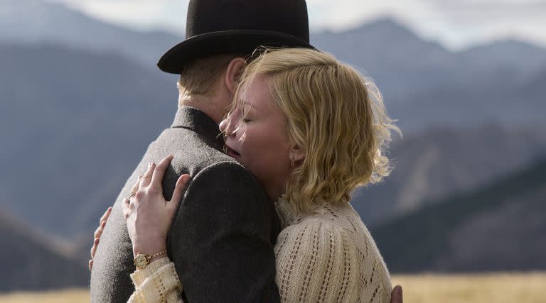 Jesse Plemons y Kirsten Dunst, pareja en la vida real, protagonizan junto a Benedict Cumberbatch El poder del perro, de Jane Campion, que llegará en diciembre por Netflix