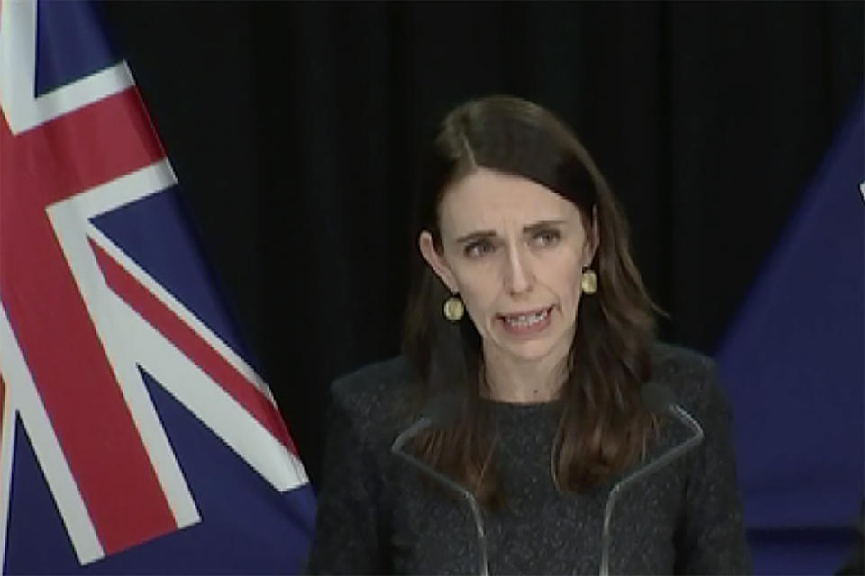 En esta imagen, tomada de un video, la primera ministra de Nueva Zelanda, Jacinda Ardern, ofrece una conferencia de prensa en Wellington, Nueva Zelanda, el 11 de agosto de 2020. (TVNZ via AP)