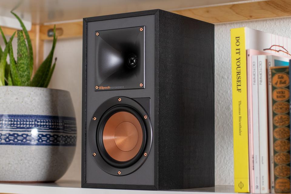 Wireless bookshelf speaker