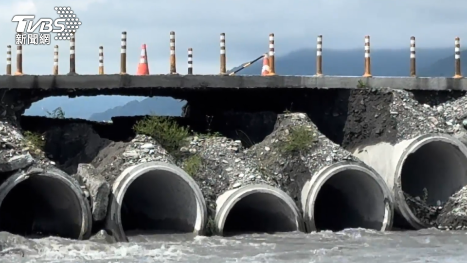 玉里高寮便橋「東側被掏空」，緊急搶修後開放通行。（圖／TVBS）