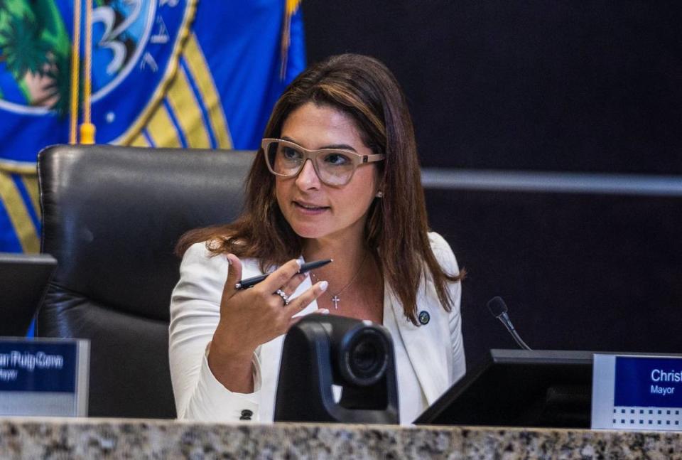 Miércoles 12 de junio de 2024: La alcaldesa de la ciudad de Doral, Christi Fraga, hablando durante la discusión en segunda lectura de una propuesta de la concejal Maureen Porras para cambiar el Reglamento de Bebidas Alcohólicas, la cual incluye la mejora de las medidas de seguridad en bares y clubes nocturnos después de la tragedia de Martini Bar, en CityPlace Doral, en la que George Castellanos, un guardia de seguridad, murió en un tiroteo el pasado 6 de abril.