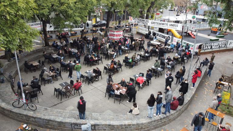 Convocatoria y reclamo de gastronómicos en Plaza Serrano por las restricciones 