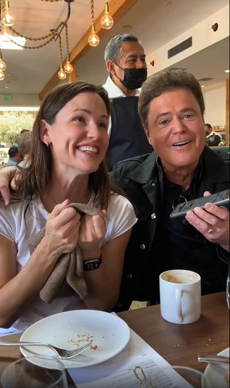 Tony Osmond surprises Jennifer Garner on her birthday (Photo: Video capture)