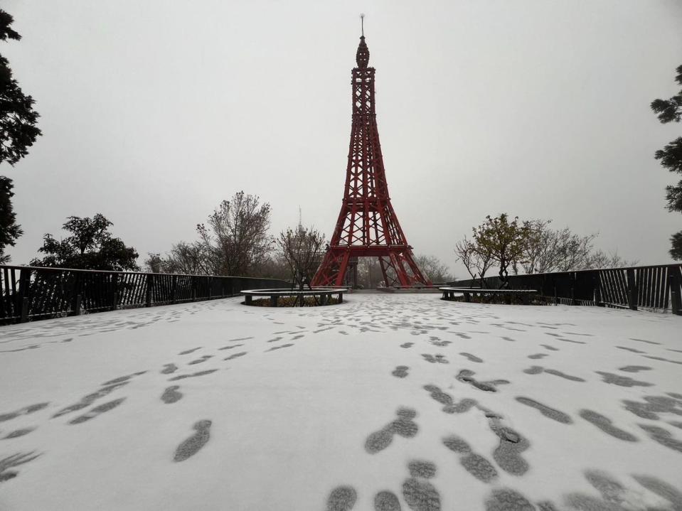 桃園市復興區今晨開始飄雪，後山三里緊急宣布停班停課一天。（翻攝自蘇佐璽臉書）