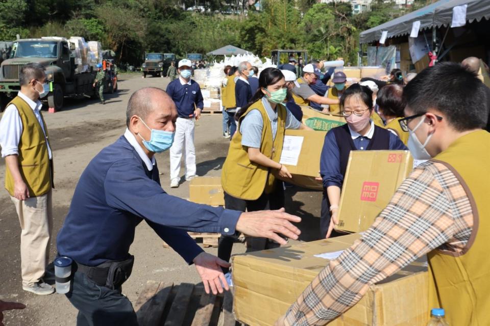 經統計自2月10日起至13日，志工打包大大小小各種物資已達11405箱、志工投入累計達5271人次。