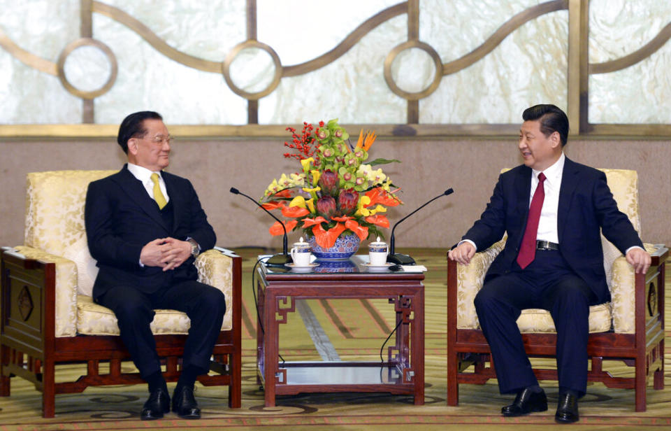 時任國民黨榮譽主席的連戰於2014年，在釣魚台國賓館與中國國家主席習近平會談。（圖／美聯社）
