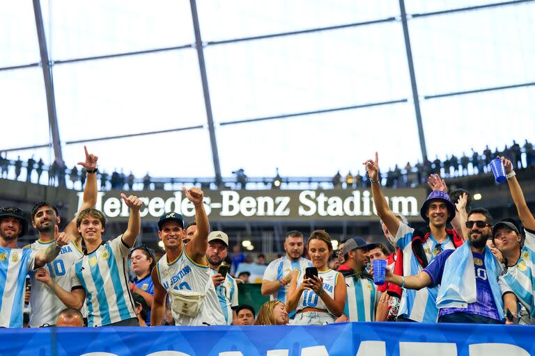 Hinchas argentinos en las tribunas del Mercedes-Benz Stadium esperando el partido entre Argentina y Canada por el Grupo A
