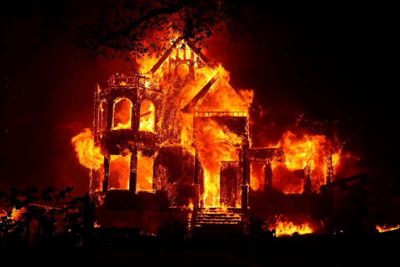 Una casa envuelta en llamas durante el incendio "Glass Fire" en St. Helena, California