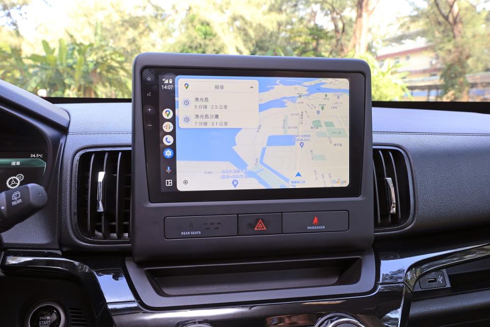 中控台9吋觸控螢幕，支援有線與無線Apple CarPlay、有線Android Auto手機連接功能。