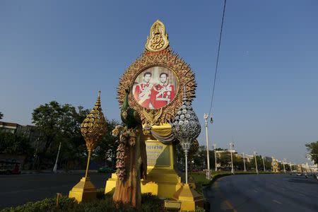 A picture showing Thailand's King Bhumibol Adulyadej and his son Crown Prince Vajiralongkorn is seen on a street in Bangkok, Thailand April 17, 2016. REUTERS/Jorge Silva