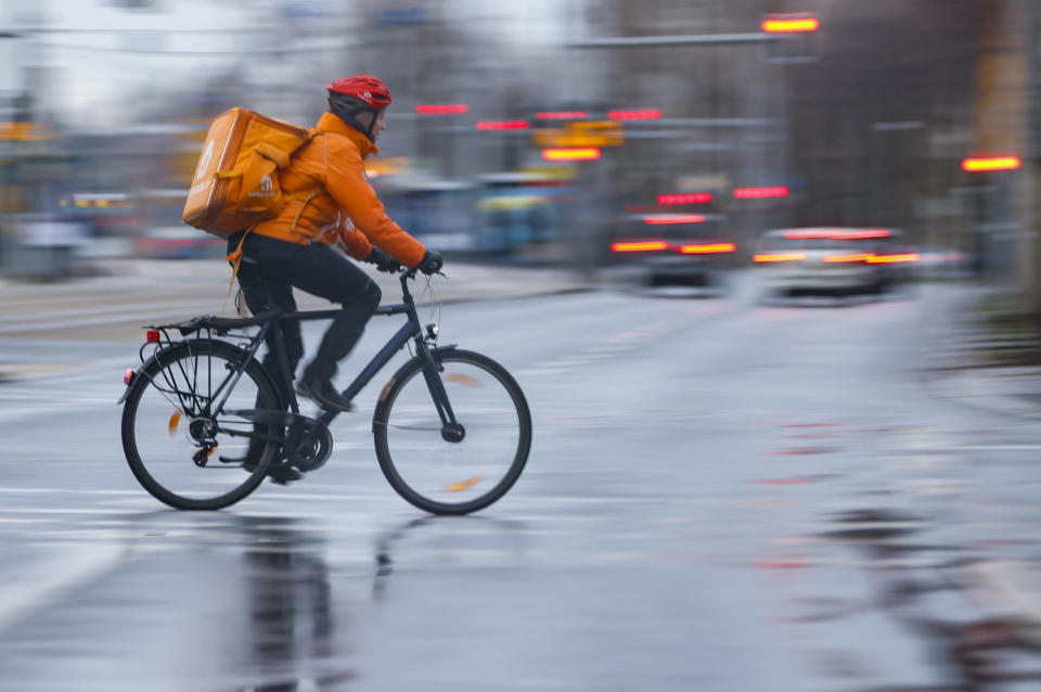 Lieferando erweitert Sortiment: In den Rucksäcken transportieren die Fahrradkuriere demnächst nicht mehr nur warmes Essen. - Copyright: picture alliance/dpa/Jan Woitas