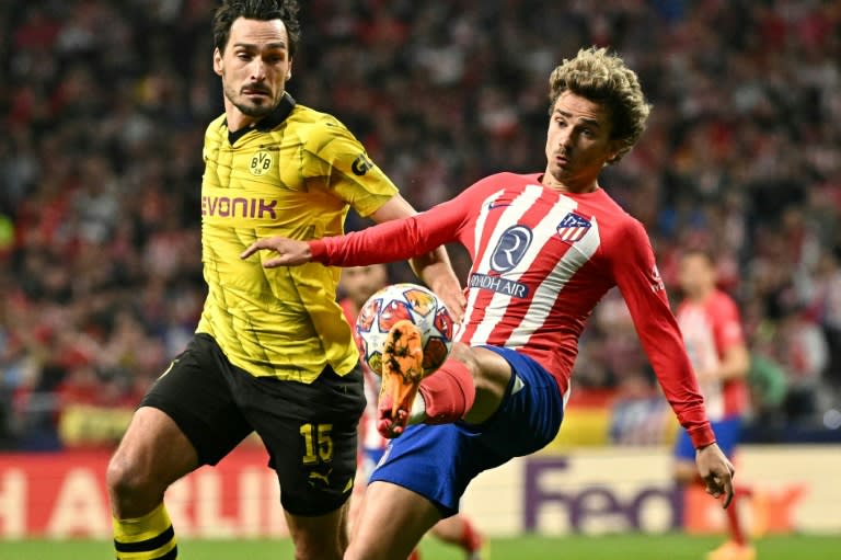 L'attaquant de l'Atletico Madrid Antoine Griezmann (à droite) à la lutte avec le défenseur du Borussia Dortmund Mats Hummels, mercredi en quart de finale de Ligue des champions au Stade Metropolitano de Madrid. (JAVIER SORIANO)