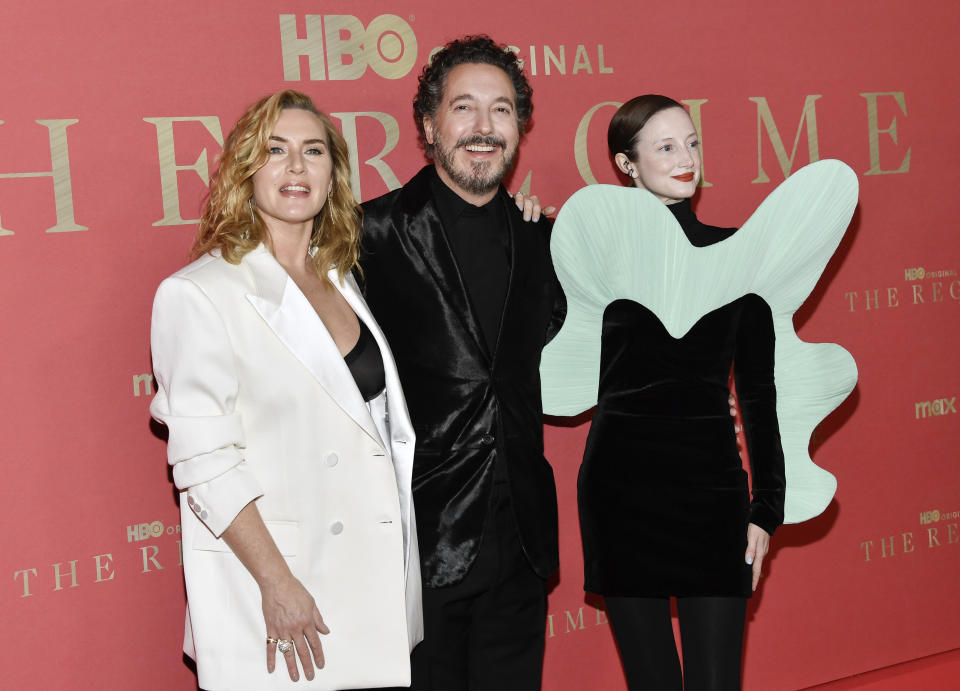 Kate Winslet, izquierda, Guillaume Gallienne y Andrea Riseborough en el estreno de "The Regime" de HBO en el Museo Estadounidense de Historia Natural el lunes 26 de febrero de 2024, en Nueva York. (Foto Evan Agostini/Invision/AP)