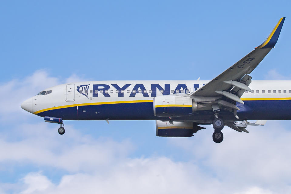 EINDHOVEN AIRPORT, EINDHOVEN, NETHERLANDS - 2020/01/10: Boeing 737-800 Ryanair aircraft landing at Eindhoven airport in Netherlands. (Photo by Nik Oiko/SOPA Images/LightRocket via Getty Images)