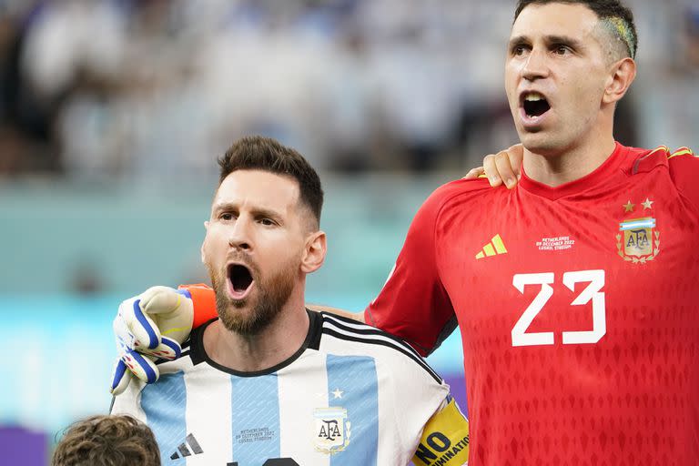 Lionel Messi y Dibu Martínez durante la entonación del himno, antes del partido frente a Holanda