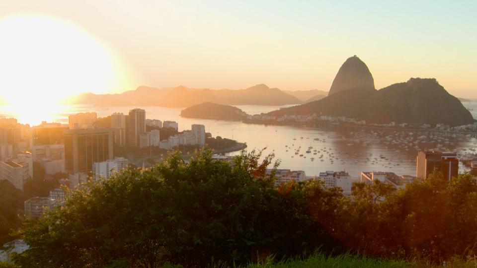 Welch ein Naturschauspiel: Sonnenaufgang in Rio de Janeiro (Bild: ZDF / Lehmann).