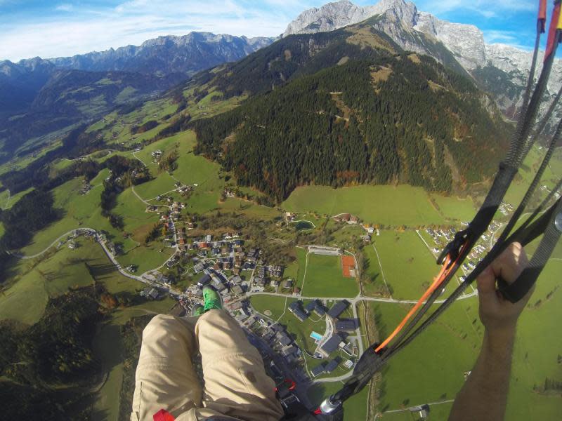 Wie ein Adler: Hoch über Werfenweng schwebt der Paraglider. Foto: Daniel Patrick Görisch
