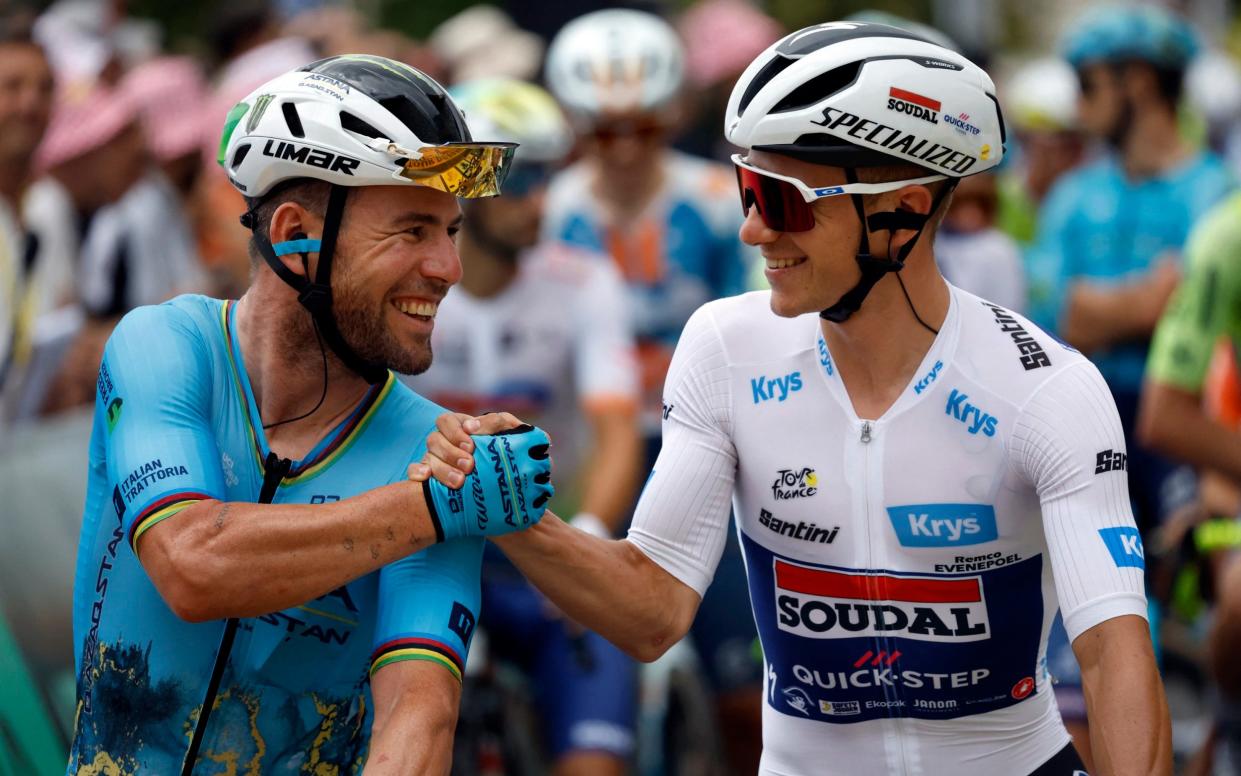 Mark Cavendish and Remco Evenepoel shake hands at the start