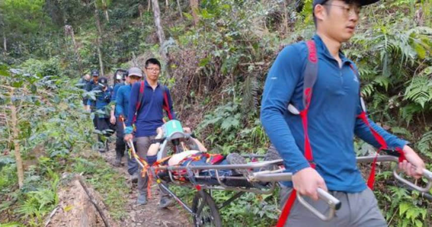 山友突倒地失去生命跡象，搜救人員到達用獨輪車擔架搬運下山救治。（圖／翻攝畫面）