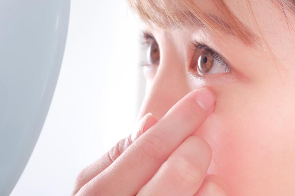 日本醫生介紹簡易檢測眼睛健康度的方法，利用手機拍照就可迅速判斷眼睛是否過勞。（示意圖，photoAC）