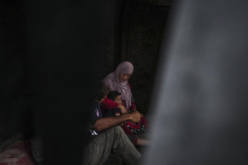Basima al-Batsh, junto a su familia antes de la fiesta del Eid al-Adha, en Deir al Balah, Franja de Gaza, el 11 de junio de 2024. La guerra entre Israel y Hamás obligó a la familia a abandonar su hogar. (AP Foto/Abdel Kareem Hana)