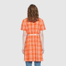 El estilo grunge de los 90 está muy presente en las nuevas colecciones de los diseñadores y esta prenda de Alessandro Michele es una prueba que lo demuestra. Así es por detrás. (Foto: <a href="https://www.gucci.com/es/es/pr/women/ready-to-wear-for-women/dresses/tartan-cotton-long-smock-shirt-p-632536ZAFDL7261" rel="nofollow noopener" target="_blank" data-ylk="slk:Gucci;elm:context_link;itc:0;sec:content-canvas" class="link ">Gucci</a>)