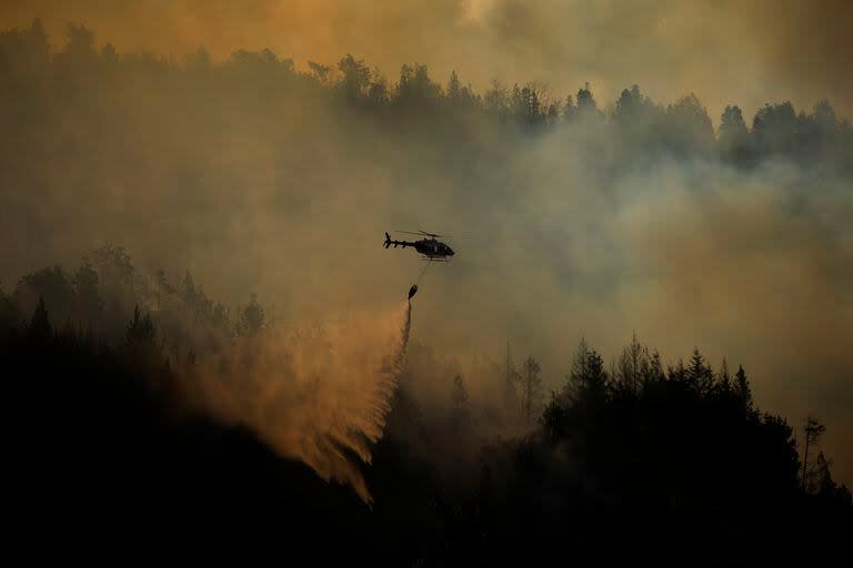 Durante tres días brigadistas junto con medios aéreos trabajaron para contener un incendio forestal de grandes dimensiones que mantuvo intranquila a la comarca andina por la proximidad del fuego. El Bolsón, 3 de mayo