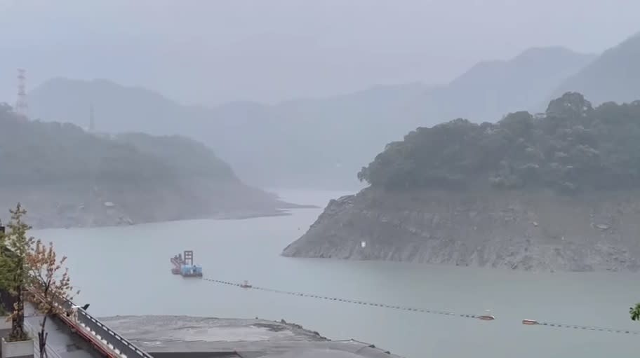 石門水庫集水區因下午的午後大雷雨，有些許進帳。   圖：翻攝自蔡英文臉書