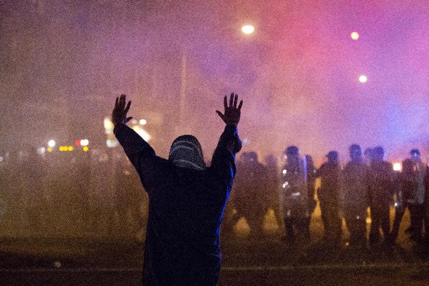 Grandes protestas y disturbios se desataron en Baltimore tras la muerte del joven Freddie Gray. (AP)