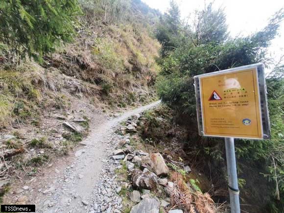 玉山登山口設警告牌，提醒強震過後不要上山，以維自身安全。（圖：玉管處提供）