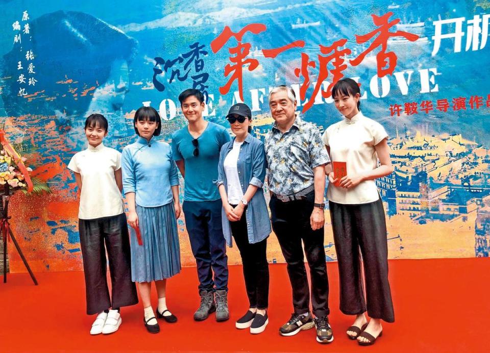 張鈞甯（右一）與邱澤合作時，還在趕拍與彭于晏（左三）合演的《第一爐香》。（翻攝自微博）