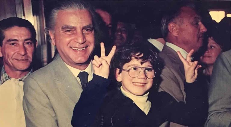 El pequeño Santiago, celebrando su identidad peronista junto a su abuelo Antonio Cafiero