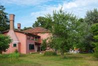 La isla cuenta con una pintoresca casa de campo de seis habitaciones con la fachada de color rosa pastel. (Foto: <a href="http://www.airbnb.es/rooms/12110686?_set_bev_on_new_domain=1598534244_ZDg5N2M3ZWE3YzY1&source_impression_id=p3_1598534243_2QH3Zgm9E6HE3c5k" rel="nofollow noopener" target="_blank" data-ylk="slk:Airbnb;elm:context_link;itc:0;sec:content-canvas" class="link ">Airbnb</a>).