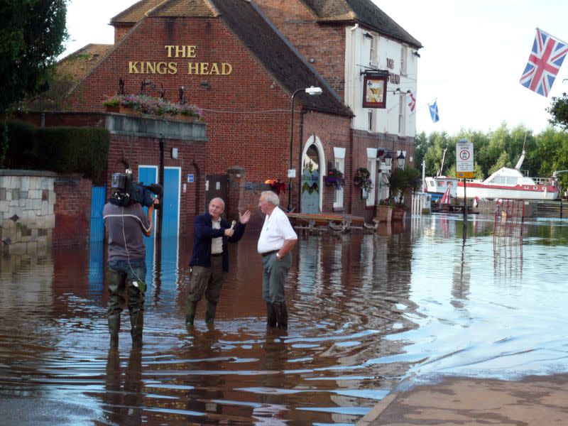 Severn flood 2007 Interview with ITV (central)